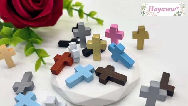 nbeads 100 pcs 2 Couleurs Pendentifs Croix en Bois Naturel Non Fini, 2.15x1.45cm Mini Croix Charmes en Bois pour Pâques Bricolage Artisanat Bracelet Collier Fabrication de Bijoux, Trou: 2mm