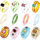 Harz Acryl Strass Ringe: Sie erhalten 12 Stück Acrylringe aus Harz in verschiedenen Farben, wie Retro-Diamantringe, einfache Harzringe, Acrylkuppelringe, breite, klobige Ringe und ein buntes Kunststoffringband. Verschiedene Stile bieten genügend Auswahl für Ihre täglichen Outfits und bieten Ihnen mehr passende Optionen.
