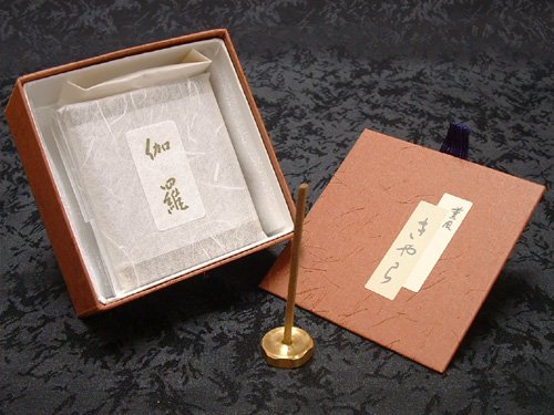 Amazon.co.jp: みのり苑のお香 薫風 きゃら ミニ寸 香立て付 : ホーム