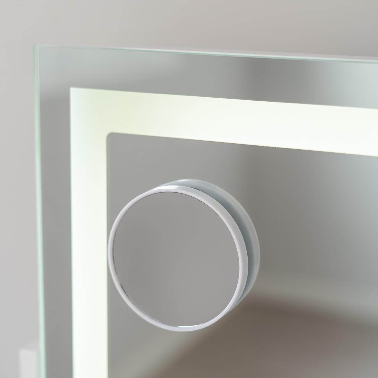 Flamingueo - Espejo Maquillaje con Luz - Banda LED - 3 Modos de Luz - Intensidad Ajustable - Control Táctil - Puerto USB - Espejo Aumento - Posición Regulable - Blanco - 64x12x54,5cm