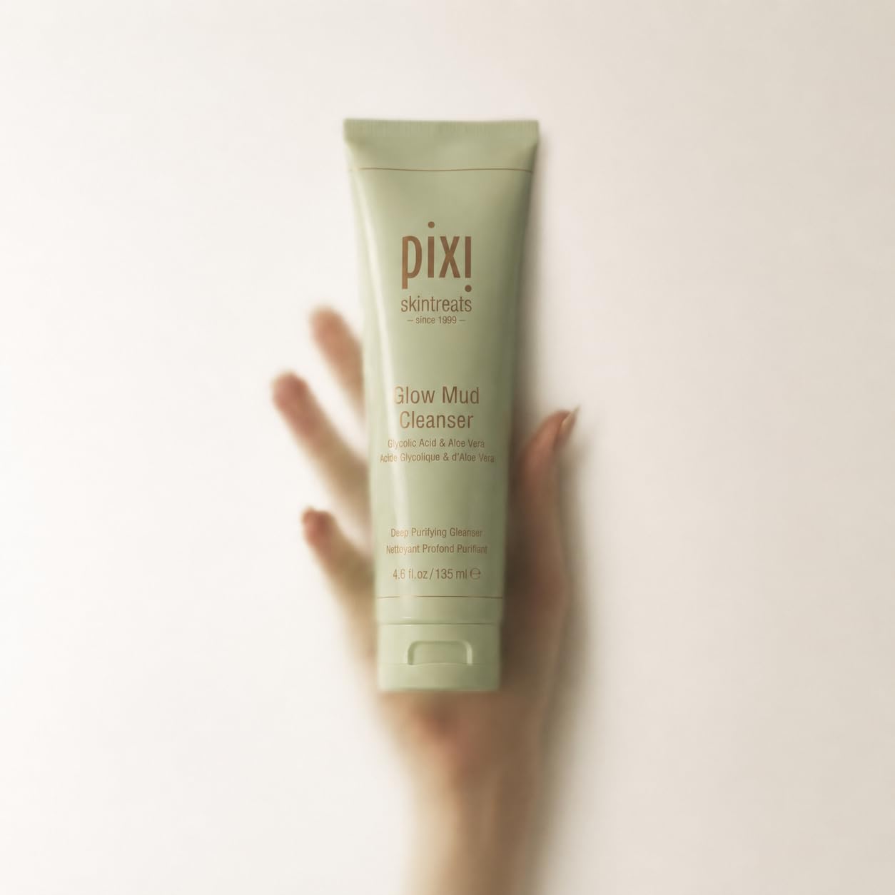 Pixi Beauty Glow Mud Cleanser | Limpiador Facial Diario Purificante con 5% de Ácido Glicólico | Exfolia y Purifica Suavemente los Poros y Ilumina sin Despojar la Piel | 135 ml / 4.57 fl oz