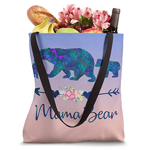 Bolso tote azul turquesa y morado con estampado de osa mamá y dos crías, flores acuarela en fondo rosa y azul miniatura 4