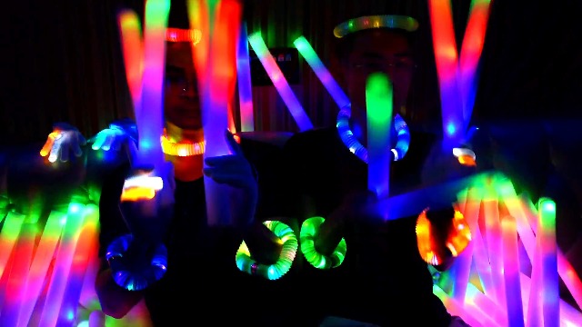 YQXTOOEL 69pcs Bastoncini Luminosi In Schiuma,Multicolore Bastoncini Luminosi fluorescenti,Bastoncini luminosi per feste Matrimonio Compleanni Halloween Natalizi