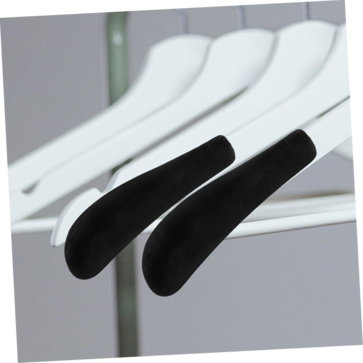 Spalline per Grucce Floccate 24 Pezzi Nere per Appendiabiti | Antiscivolo, Leggere e Facili da Installare, Accessori per Grucce Spalle, Forma Ampia