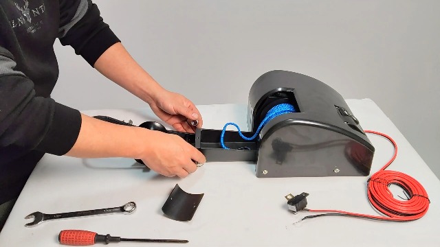 Winche Eléctrico para Ancla de Bote 35 lbs 12V con Control Remoto miniatura 7