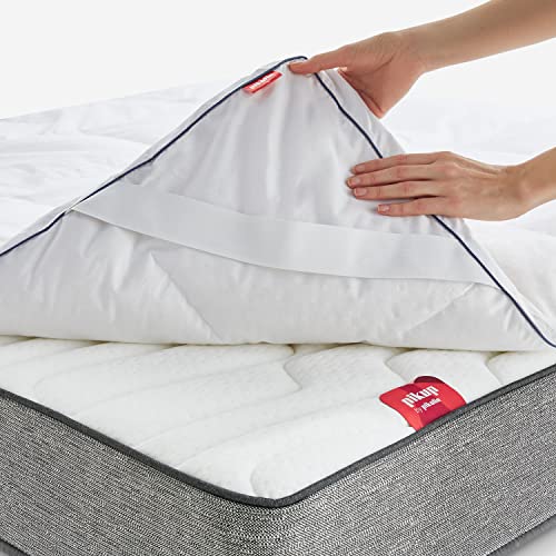 COTONE PREMIUM E TECNOLOGIA DOWNPROOF: Il comfort estremo incontra la sicurezza tecnica. La fodera in 100% cotone naturale integra l'esclusivo trattamento Downproof, rendendolo un coprimaterasso imbottito che impedisce alle piume di migrare all'esterno. Inoltre, la meticolosa confezione a quadri 30 x 30 cm mantiene l'imbottitura ferma al suo posto, garantendo che il volume e la sofficità rimangano omogenei in ogni zona del letto, evitando fastidiosi accumuli o zone vuote.
