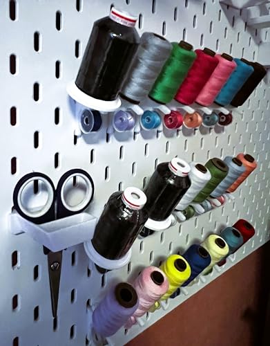 JL House Lot de 20 supports de bobines de fil à coudre - Blanc - Compatible avec les panneaux perforés IKEA SKÅDIS - Organiseur de fil pour salle de couture - Fabriqué en Allemagne – vue 4