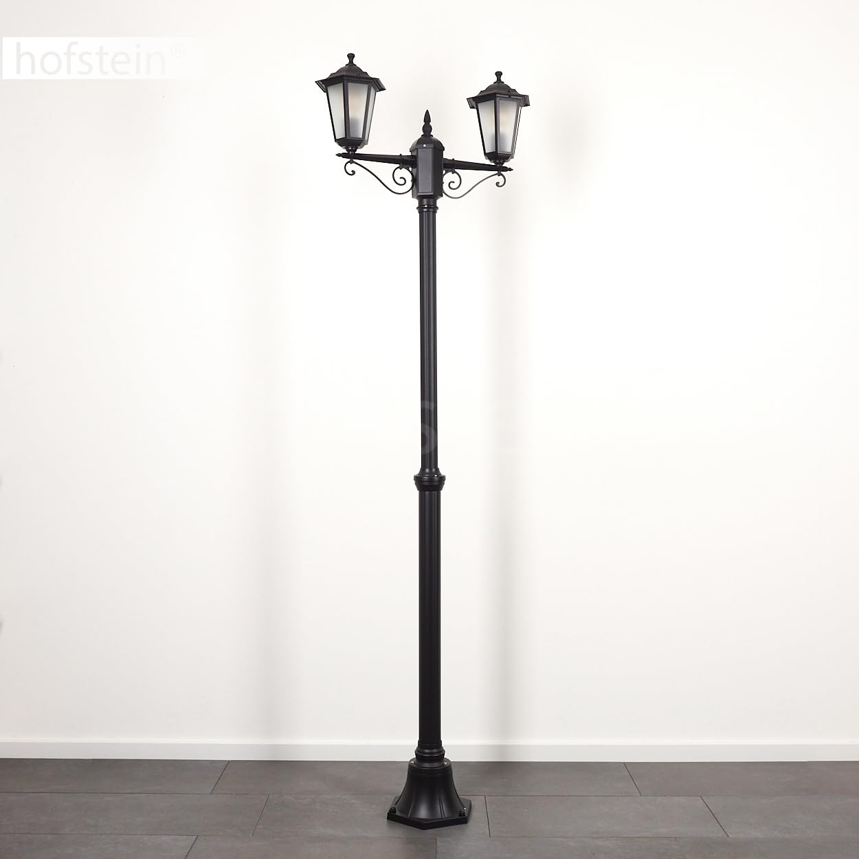 HOFSTEIN Lampa zewnętrzna Loria, oświetlenie ścieżki z metalu/szkła mlecznego w kolorze czarnym/białym, kandelabr 2-punktowy w antycznym stylu, wysokość maks. 200 cm, oświetlenie ogrodowe IP44, 2 x