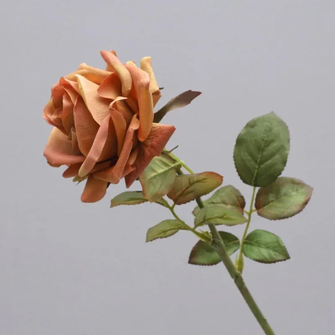 Arrangement floral pour fête à domicile avec roses artificielles orange