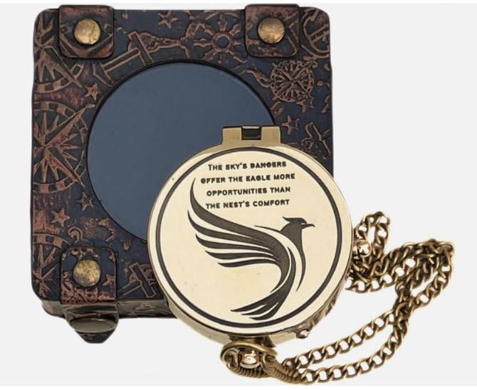 Brújula de bolsillo de latón grabada con estuche de cuero – Frase inspiradora de águila para amantes de la aventura miniatura 2