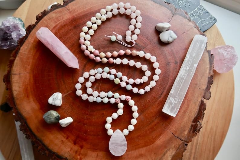 Rosenquarz, Trochidae-Muschel, Rhodonit, Morganit und Perlmutt, Mala-Perlen, 108 Mala-Halskette, geknotete Mala, WWG-Halskette, Yoga-Schmuck, Meditationsperlen, spiritueller Schmuck, Boho-Schmuck, 86