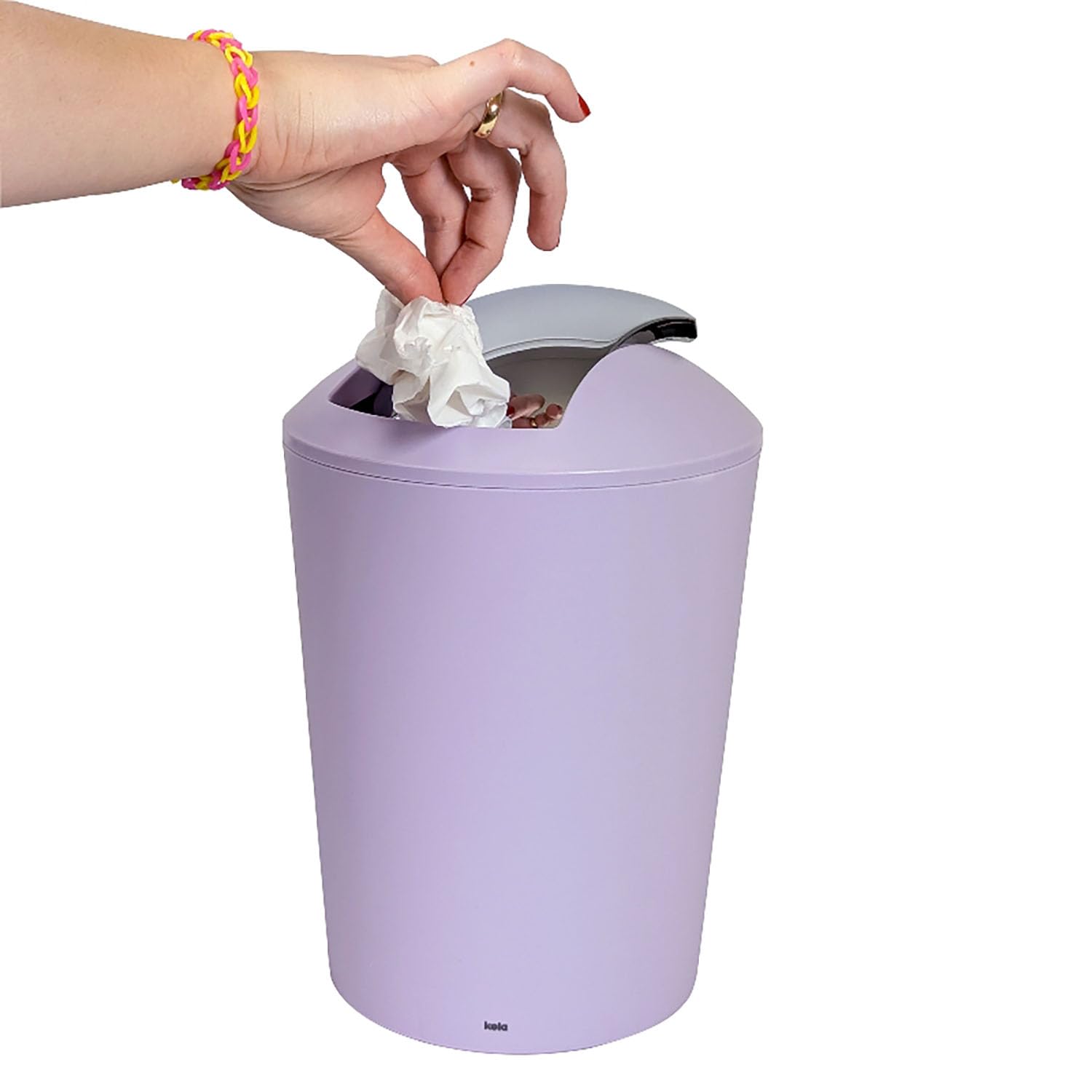 kela Cubo con tapa basculante violeta, cubo para cosméticos de 5 l con tapa basculante, plástico, MARTA, cubo de basura para baño en violeta pastel mate