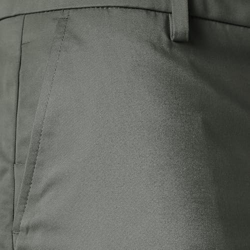 Image of Amazon Essentials Men's Classic-Fit 9 inch Inseam Moisture-Wicking Golf Shorts, Functional Pockets (Available in Big & Tall)