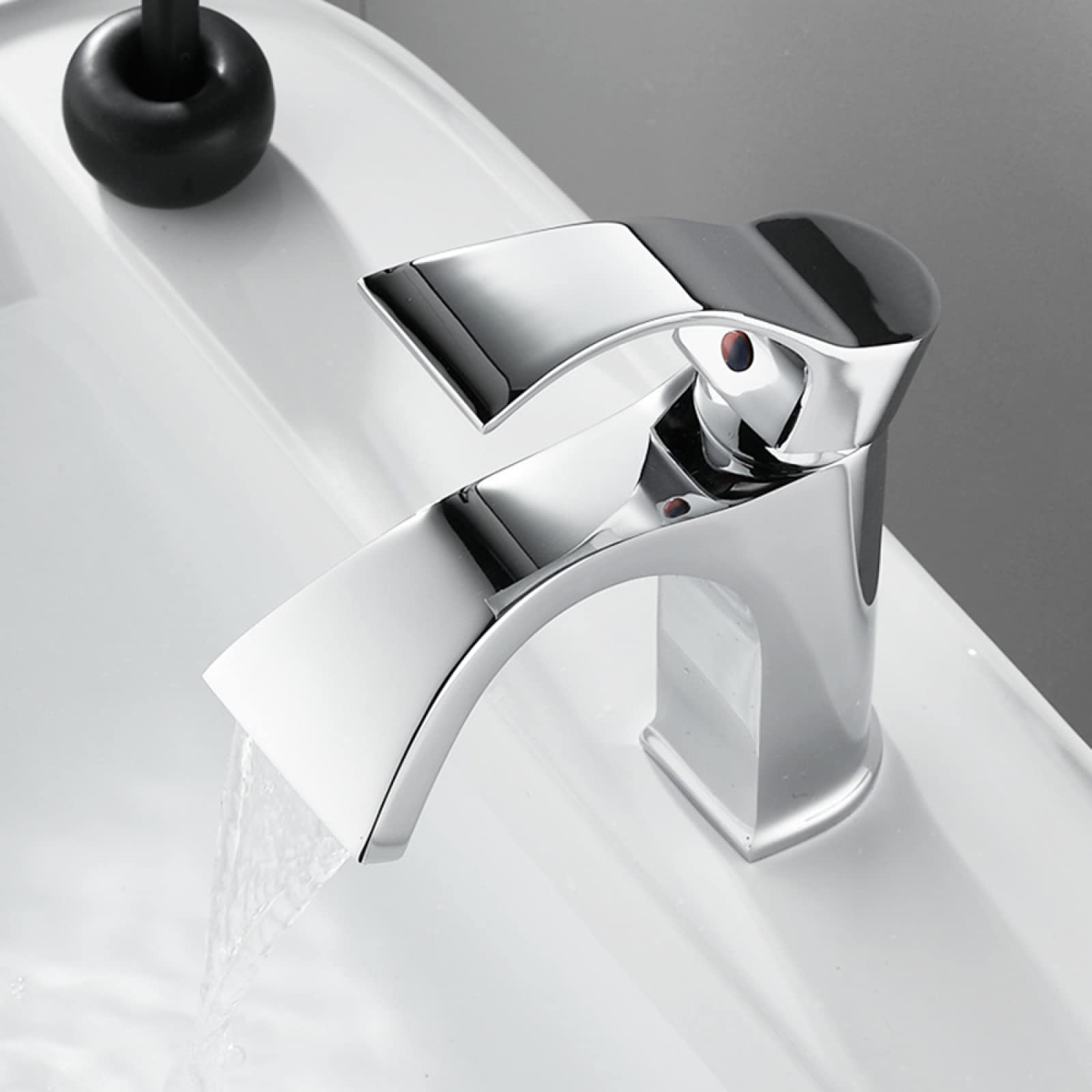Robinet de lavabo cascade argent pour créer une ambiance spa à la maison