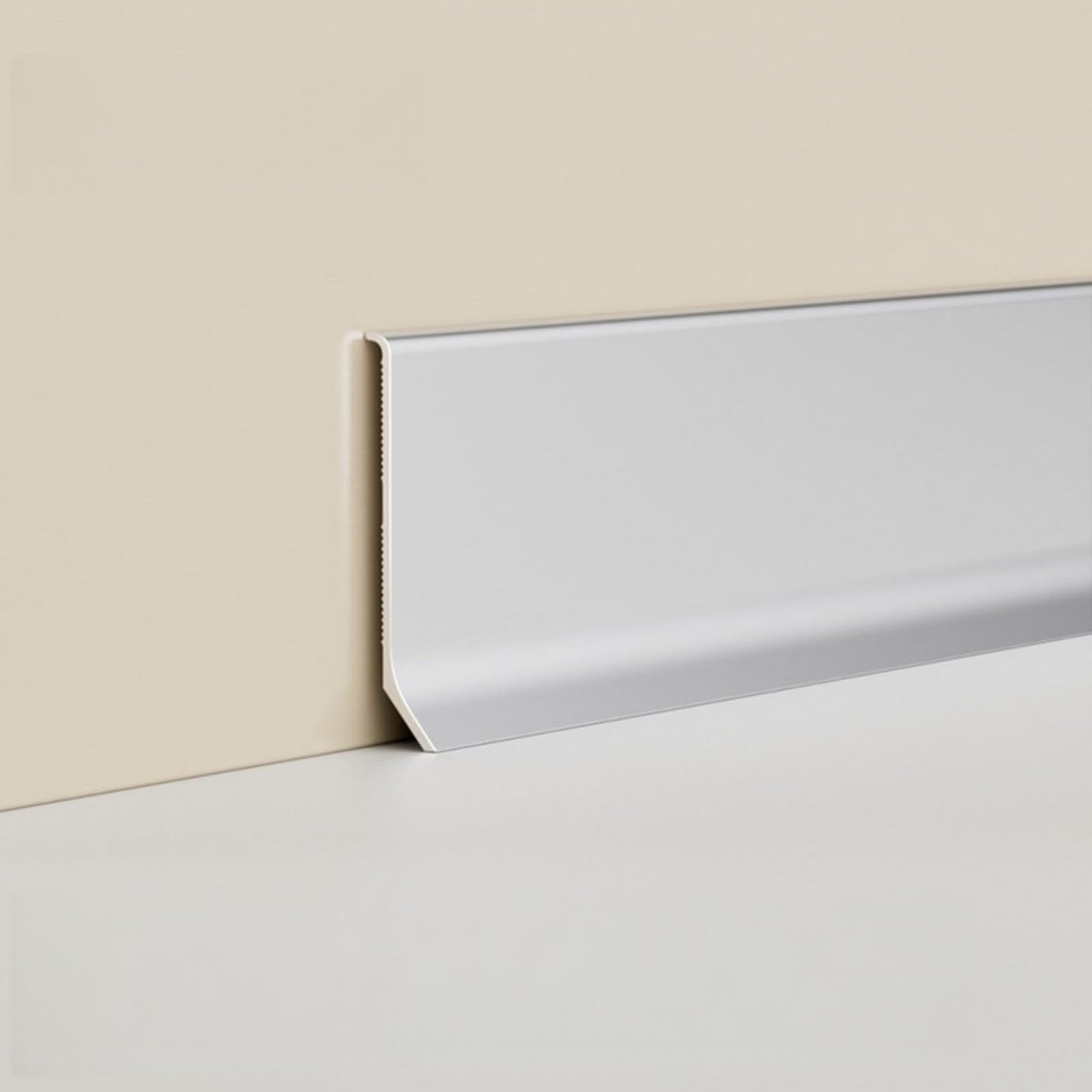 Plinthe en aluminium étanche et résistante pour protéger le bois