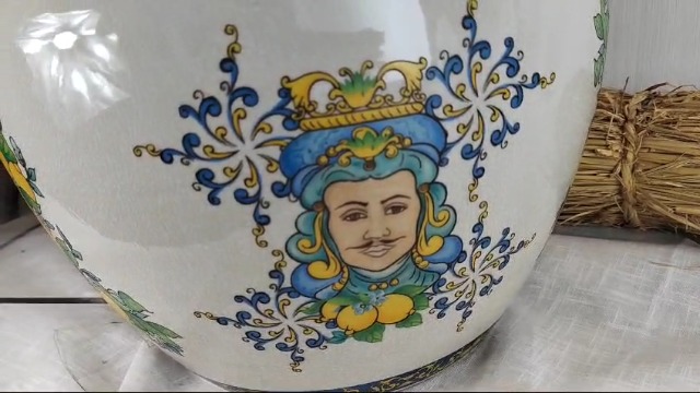 Uovo Decorativo In Ceramica Royal Family – Tema Flora Danica, Bianco Con Rifiniture Oro, Dimensioni 20x14x14cm