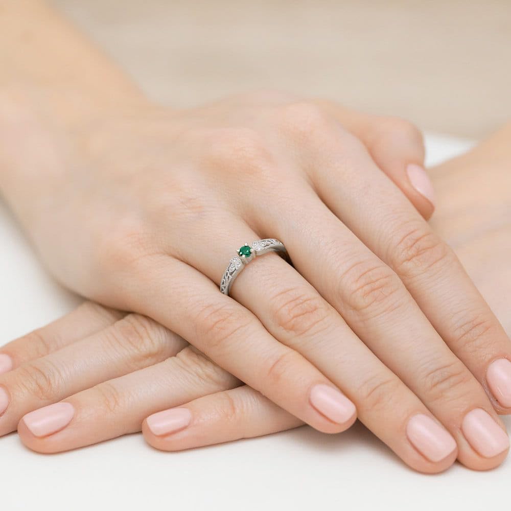 Sakrami Anillo de mujer de oro amarillo o blanco de 14 quilates con esmeralda natural de 0,15 ct y diamantes, anillo elegante con grabado para compromiso, San Valentín, aniversario (blanco, 22)