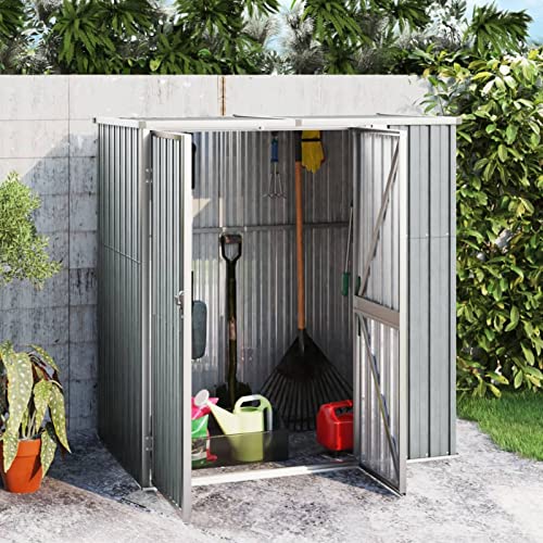 Capanno per attrezzi da esterno: Questa rimessa da giardino è uno spazio prezioso per tenere i vostri attrezzi e accessori da giardino organizzati e a portata di mano.