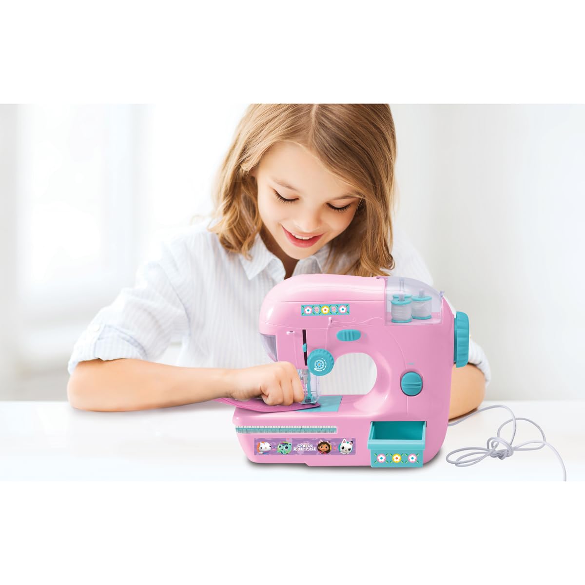 Lexibook, Gabby's Dollhouse, Máquina de Coser con Accesorios, luz y Pedal, Juguete de rol, Juego de diseño de Moda, Rosa, SW100GDHLXB