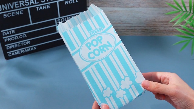 Image of Potchen 300 Pcs Popcorn Paper Bags Disposable Grease Resistant Striped Popcorn Container for Movie Night Carnival Party Theater(Light Blue,1 oz)