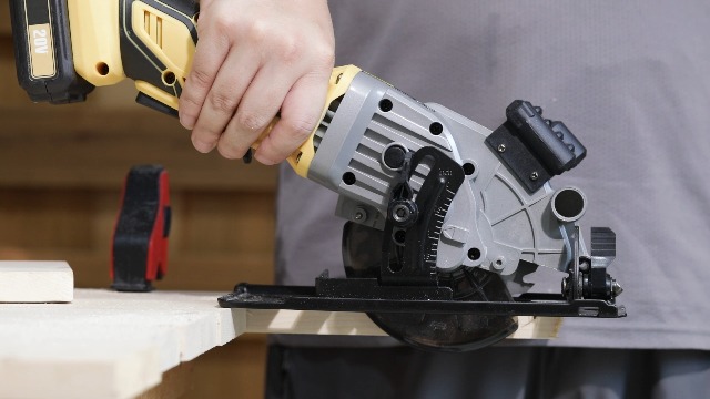 Min.　0430 Inequalit 4-1/2 Inch Mini Circular Saw, 3400 RPM Cordless