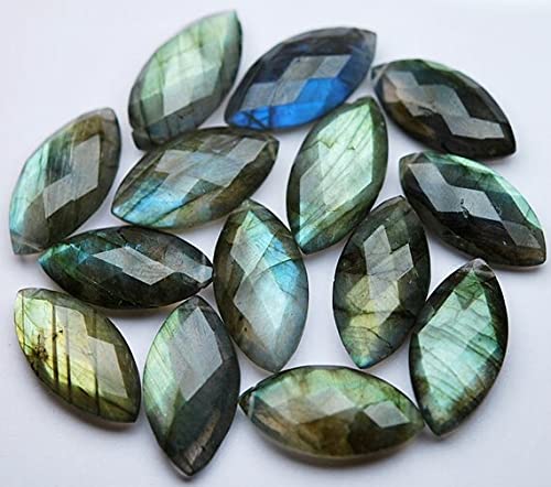 Labradorite naturelle de forme marquise avec reflets irisés intenses