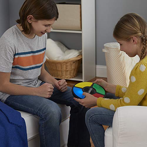 Simon, elektronisches Spiel für Kinder ab 8 Jahren, Spiel mit Lichtern und Geräuschen, klassisches Hasbro Spielprinzip für Konzentration, Reisespielzeug für die ganze Familie für unterwegs