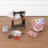 Festicy Wichtels kleine Nähstube Set I 13-teilig I Miniatur Wichtel Zubehör I Nähmaschine, Stoffe, Scheren, Maßband, Korb I Weihnachten I Wichtelhaus Zubehör I Puppenhaus Zubehör I Wichtel Set