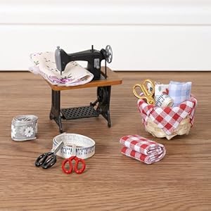 Festicy Wichtels kleine Nähstube Set I 13-teilig I Miniatur Wichtel Zubehör I Nähmaschine, Stoffe, Scheren, Maßband, Korb I Weihnachten I Wichtelhaus Zubehör I Puppenhaus Zubehör I Wichtel Set