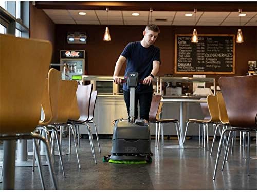 Mtu anayeendesha Kikaushio cha Numatic TTB 1840 NX Scrubber katika mazingira ya kibiashara