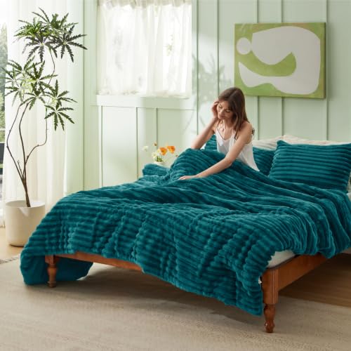 Image of Bedsure Queen Fluffy Comforter Set - GentleSoft 3 Pieces Luxury Fleece Bed Teal Bedding, Cozy Room Decor Aesthetic, 1 Queen Bed Comforter (90 inchx90 inch) and 2 Pillowcases (20 inchx26 inch)