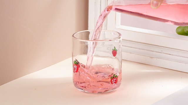 Amazon.com: SiliFine 2 Pcs Strawberry Icon Juice Glasses - 14oz Sweet  Strawberry Stemless Wine Drinking Coffee Glass Cup for Fruit Party Supplies  & Gift : Home & Kitchen