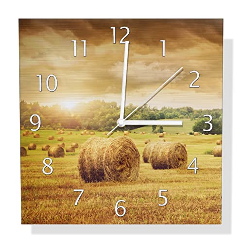 Wallario Design Wanduhr Strohballen auf dem Feld bei Sonnenuntergang aus Aluverbund, Alu-Uhr Größe 30 x 30 cm, weiße Zeiger mit Metalloptik