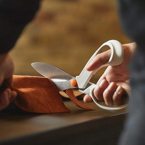 Miniatura 4 de Fiskars SoftGrip PowerCut Tijeras de tela y medios mixtos, tijeras resistentes de 8 pulgadas para tela, cartón, corcho, metal decorativo y corte de