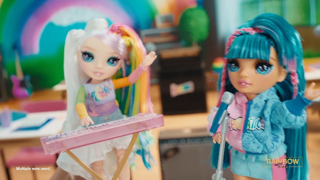 RAINBOW HIGH Junior High Rock Band - Poupée Bella 23cm Avec Guitare Basse Rose, Tenue Rock Et Autocollants Pour Enfants Dès 4 Ans