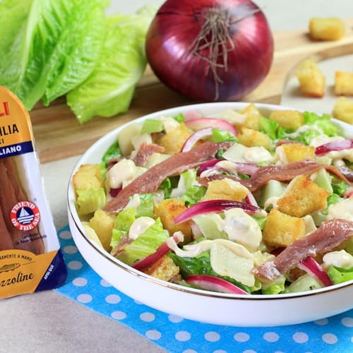 Caesar salad con alici e cipolle marinate