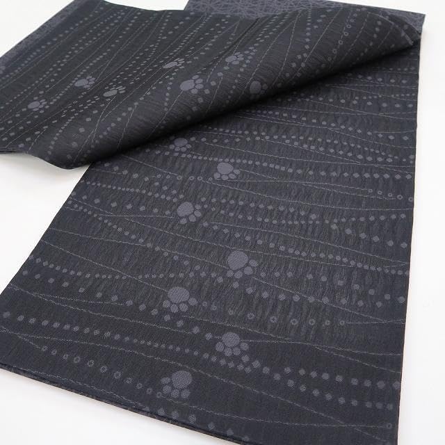 黒猫 着物“歩みを止めて宝石のように惹きつける視線を送る