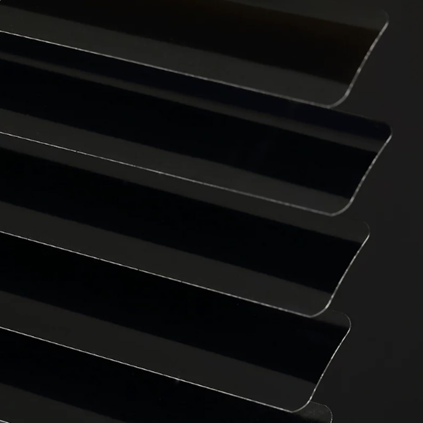 Persiana de aluminio negro que elimina los reflejos del sol y protege tu privacidad en casa