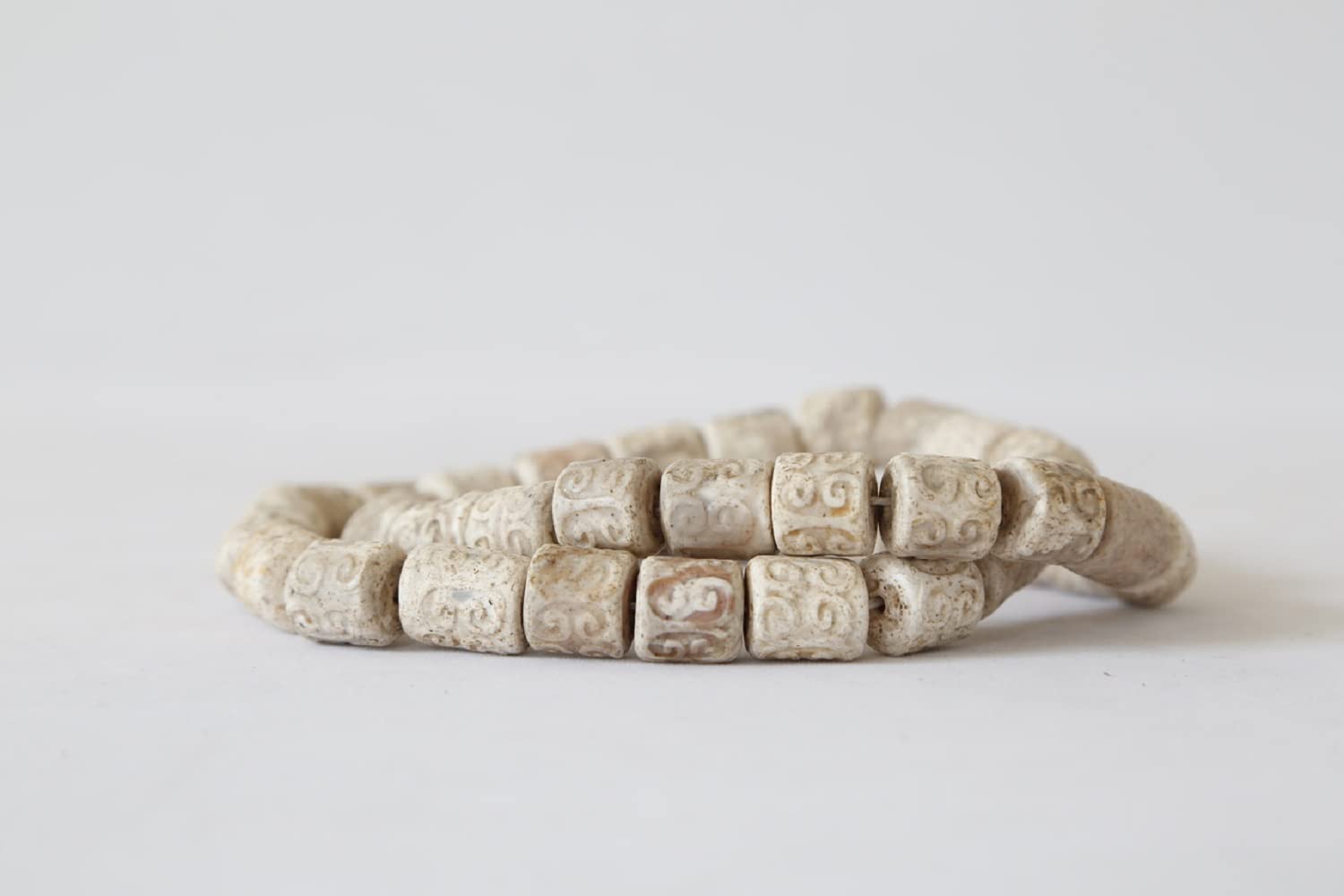 Cuenta de piedra cilíndrica decorativa con tallado Lily's Living blanca de 20 pulgadas