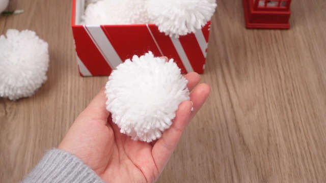 Amazon.com: Gemscream 100 Pcs 3 Inch Large White Yarn Pom Poms for