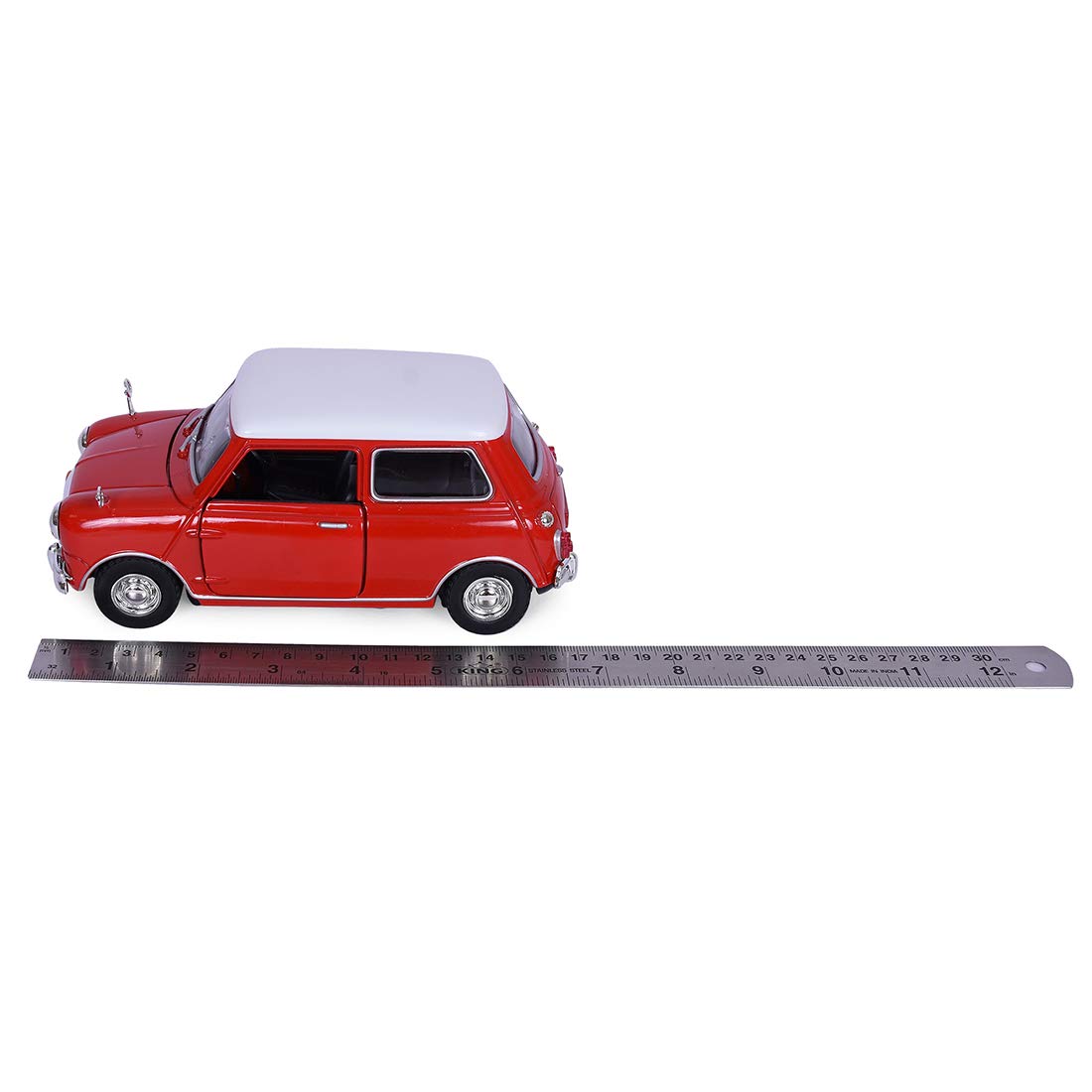 Motormax 1:18 Morris Mini Cooper 1961-67 Diecast Car Mounted On A