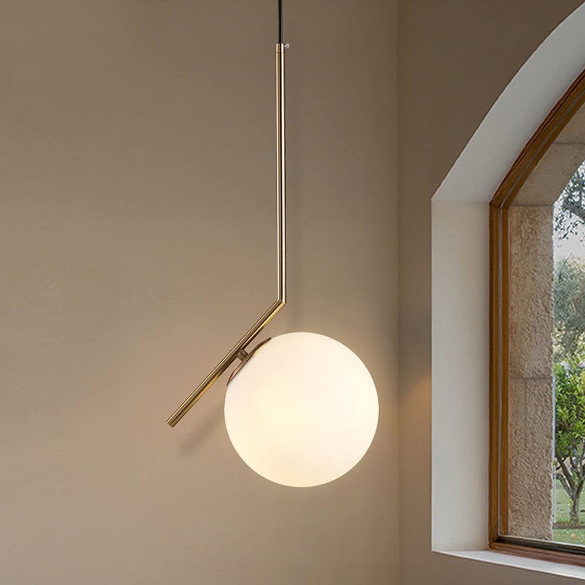 Lanterne suspendue sphérique en verre et fer doré pour salon