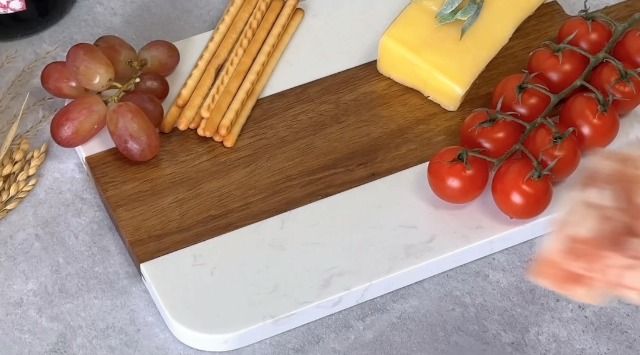 Tabla de cortar rectangular de mármol y madera con posavasos miniatura 7
