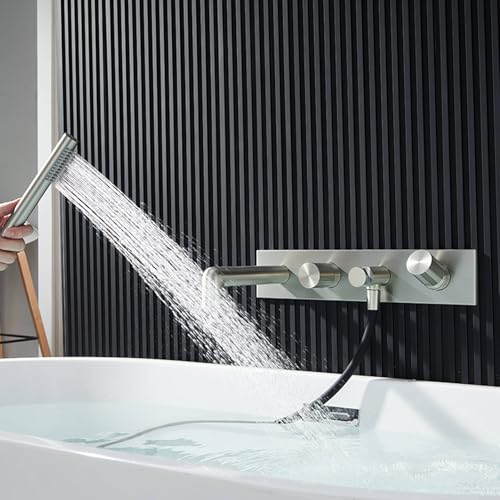 Mitigeur de bain or brossé design chic et finitions luxe pour baignoire élégante