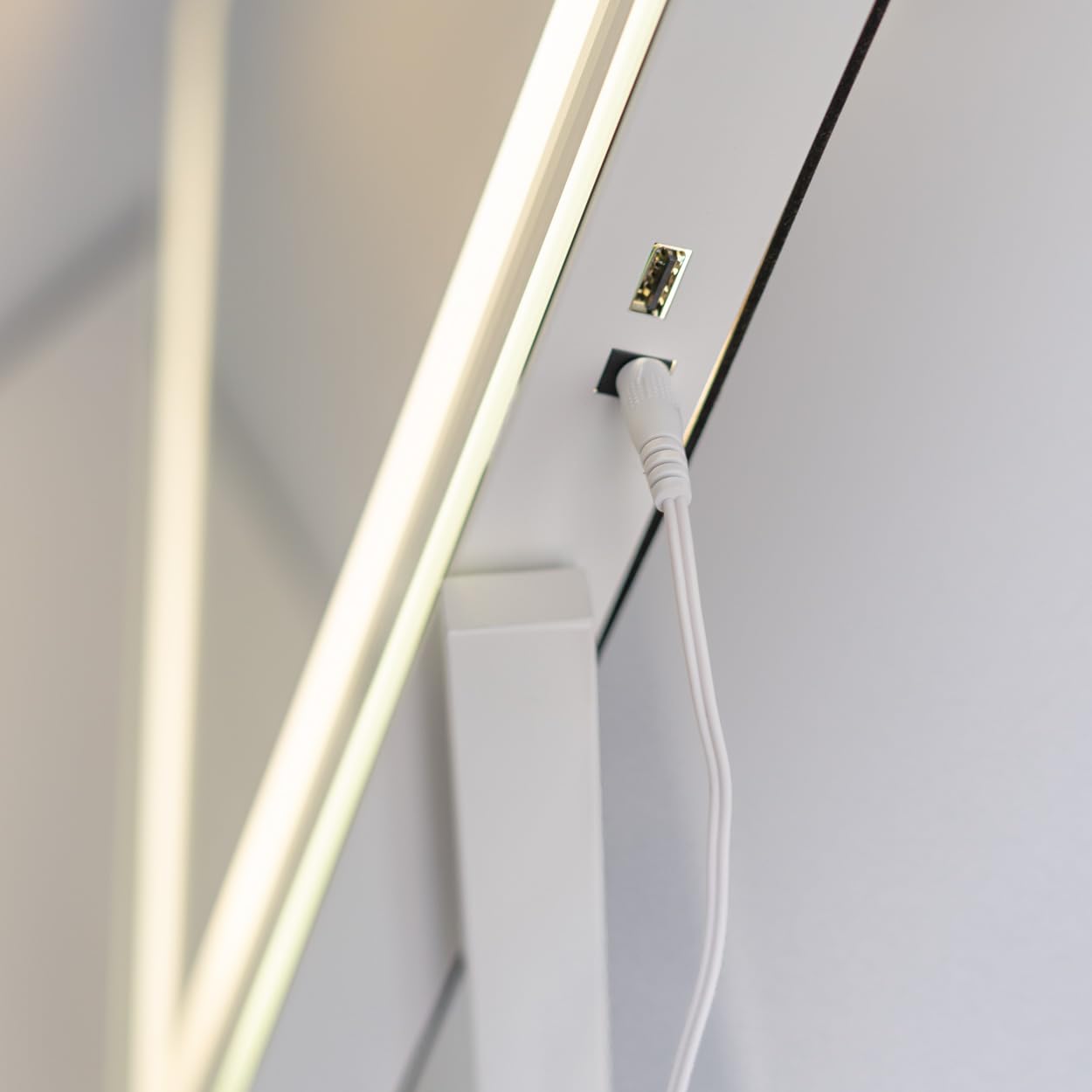 Flamingueo - Espejo Maquillaje con Luz - Banda LED - 3 Modos de Luz - Intensidad Ajustable - Control Táctil - Puerto USB - Espejo Aumento - Posición Regulable - Blanco - 64x12x54,5cm