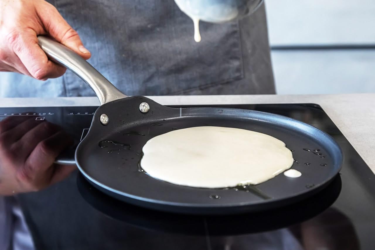 MasterClass Sartén antiadherente de acero al carbono para tortitas, tortillas y Tawa Roti con antiadherente PTFE, PFOA y libre de BPA, 24 cm - Negro
