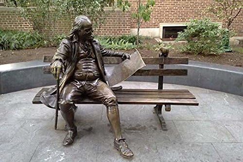 Una escultura de Benjamin Franklin leyendo la Gaceta de Pensilvania en la Universidad de Pensilvania en Filadelfia Pensilvania Póster impreso por
