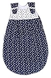 Ganzjahres-Schlafsack in Dunkelblau und Weiß mit All-Over-Delfin-Druck und weißer Paspelierung.