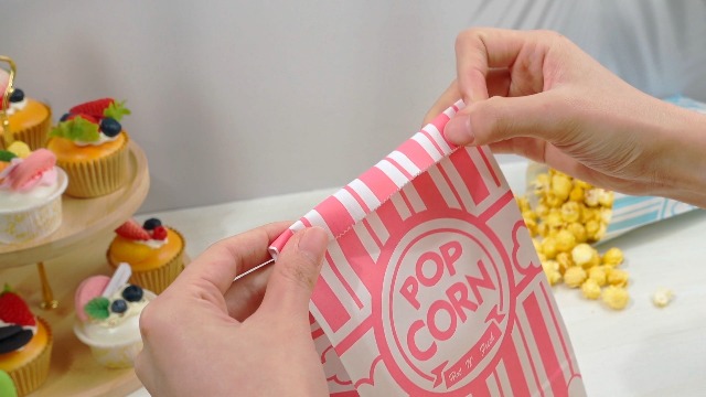 Image of 200 Pcs Paper Popcorn Bags Bulk 2 oz Large Flat Bottom Boxes Red and White Disposable Container Sleeve Movie Night Popcorn Bucket for Retro Movie Themed Party Carnival Supplies (Black and White)
