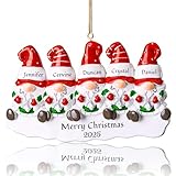 💞 Décoration Festive Polyvalente 💞 Cette boule noel personnalisable décore magnifiquement votre sapin, guirlande, porte ou fenêtre. Elle peut aussi garnir une chaussette de Noël ! Imaginez ce set de nains, véritable boule de Noël personnalisée avec prénom, réunissant la famille autour de l'arbre pour un moment magique et chaleureux